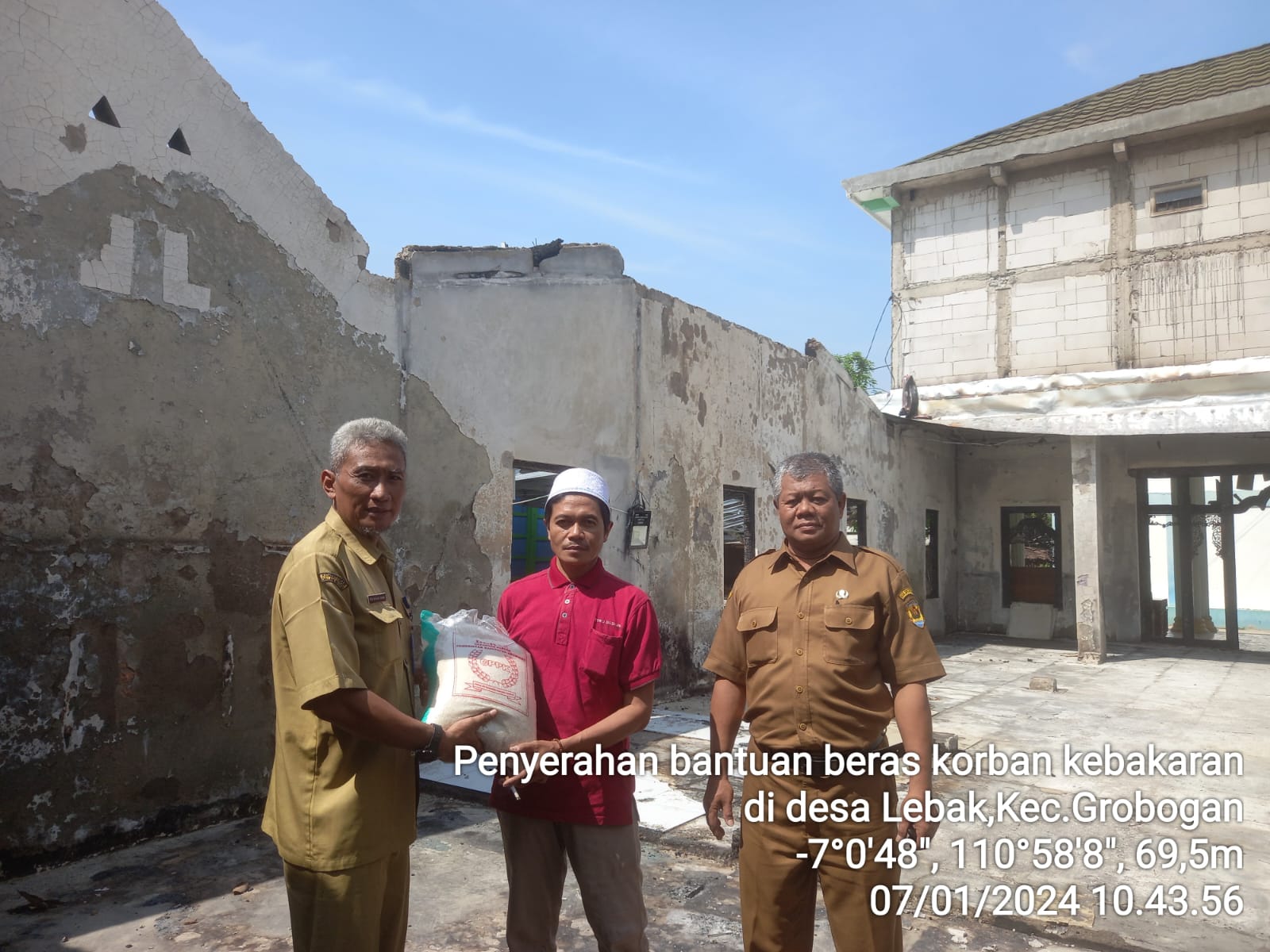 Dinas Ketahanan Pangan Daerah Serahkan Bantuan Pangan untuk Korban Kebakaran