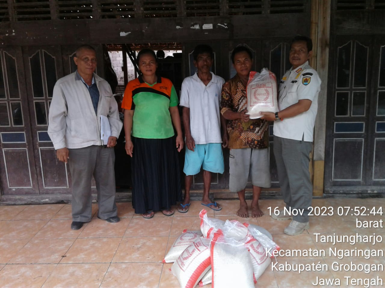 Penyaluran bantuan pangan kepada dua keluarga korban kebakaran di Desa Tanjungharjo,