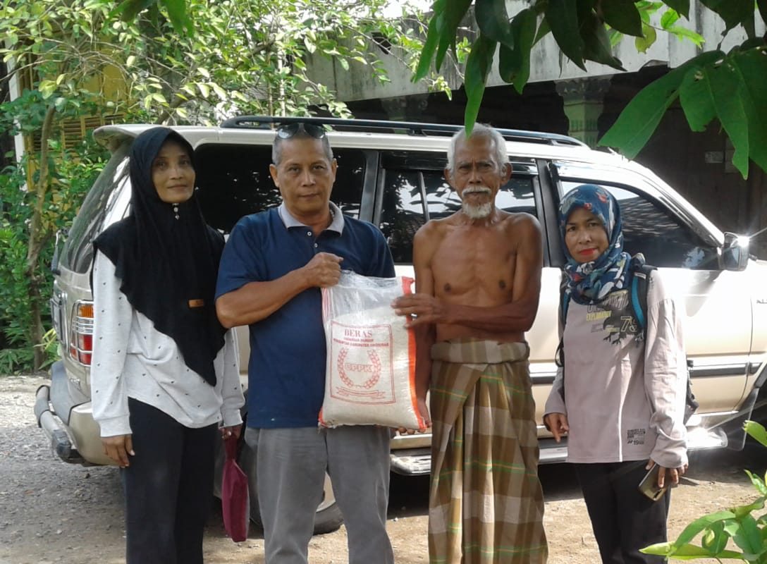 Dinas Ketahanan Pangan Daerah Memberikan Bantuan Pangan bagi Korban Kebakaran